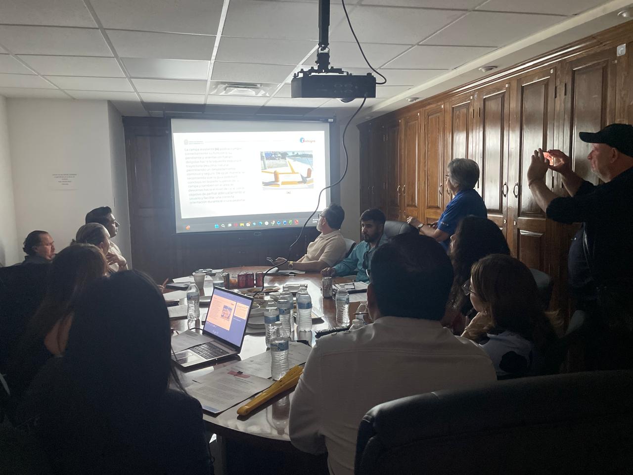 CEIAC presenta diagnóstico técnico sobre deficiencias en infraestructura podotáctil ante la Comisión de Movilidad de Ciudad Juárez